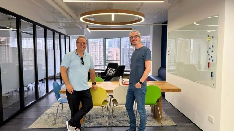 Christian Schmidt und Marc Delling in einem modernen Büro