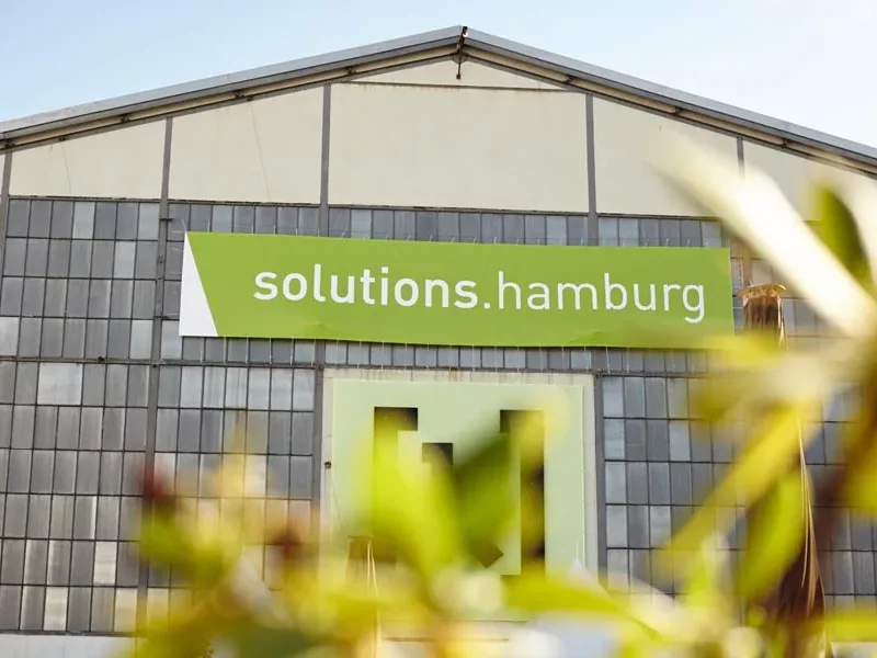Gebäude mit Schriftzug solutions.hamburg, Veranstaltungsort der Konferenz