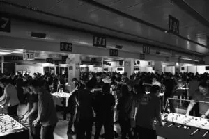 Volle Halle mit Kickertischen beim Silpion Kicker Cup Weltrekord