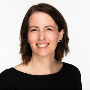 Porträt einer lächelnden Trainerin mit dunklen schulterlangen Haaren