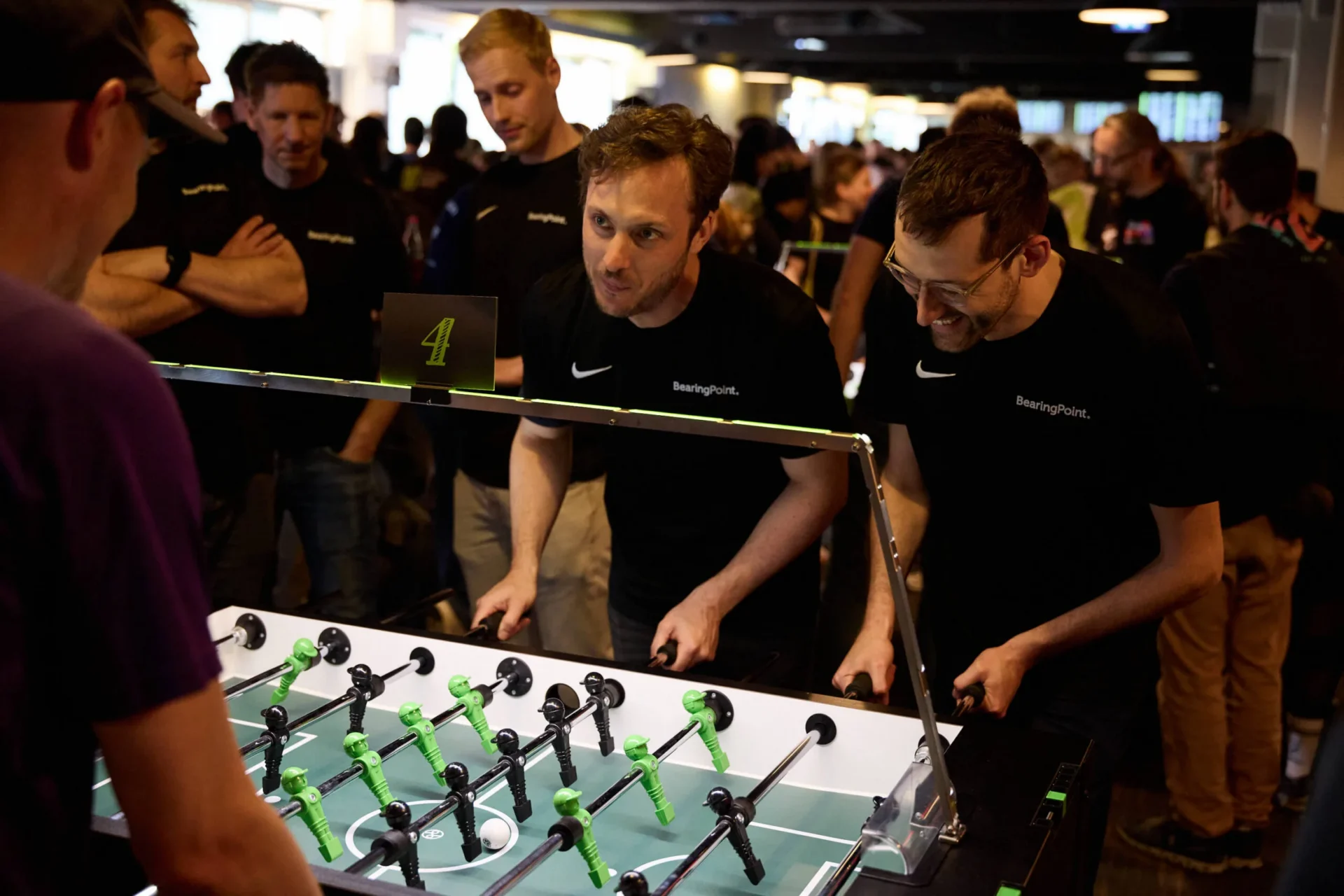Spieler und Publikum an Kickertischen beim Silpion Kicker Cup 2026