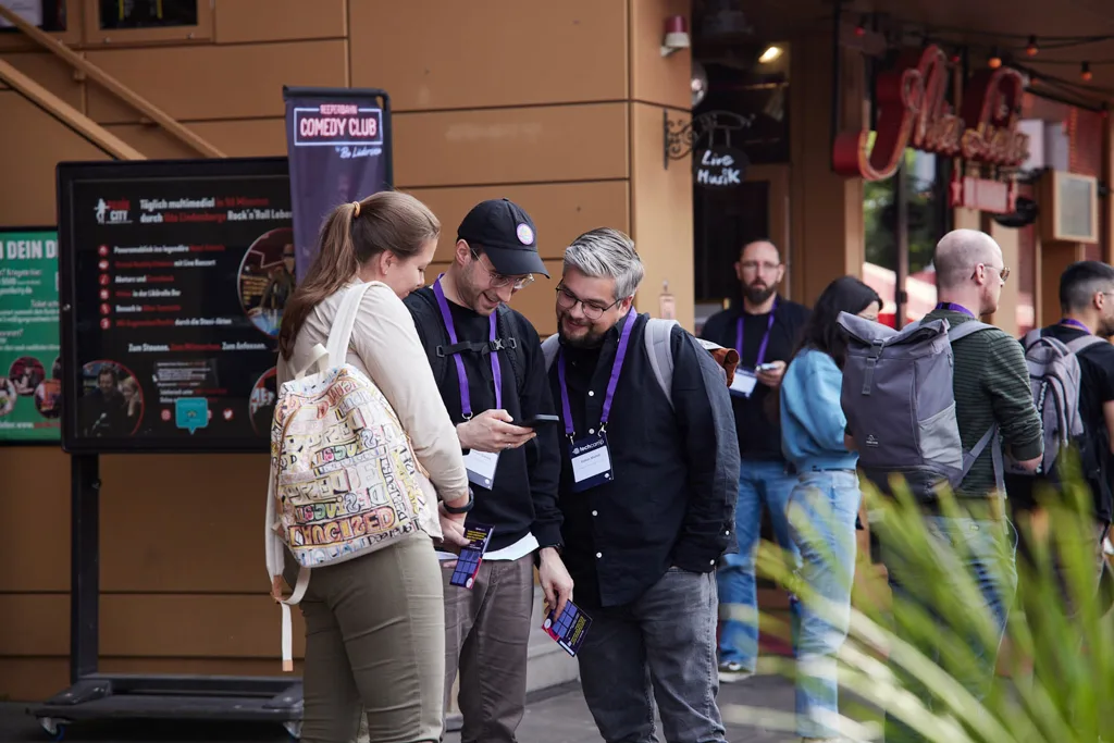 Teilnehmende im Gespräch im Foyer beim techcamp Hamburg 2025
