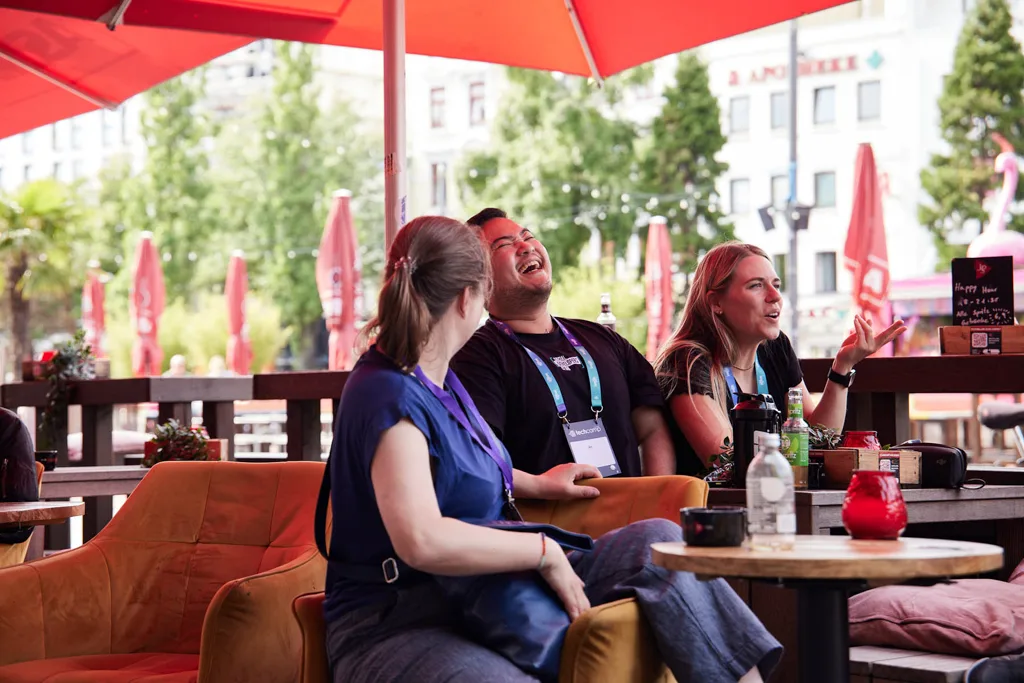 Teilnehmende sitzen im Außenbereich beim techcamp Hamburg 2025